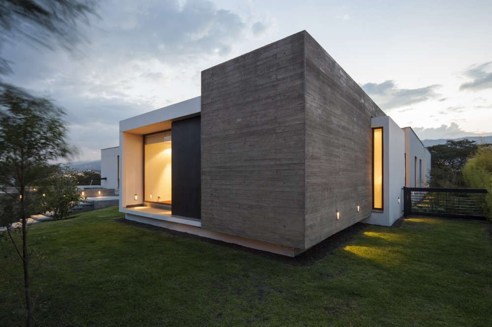 NR2 House / Roberto Burneo Arquitectos