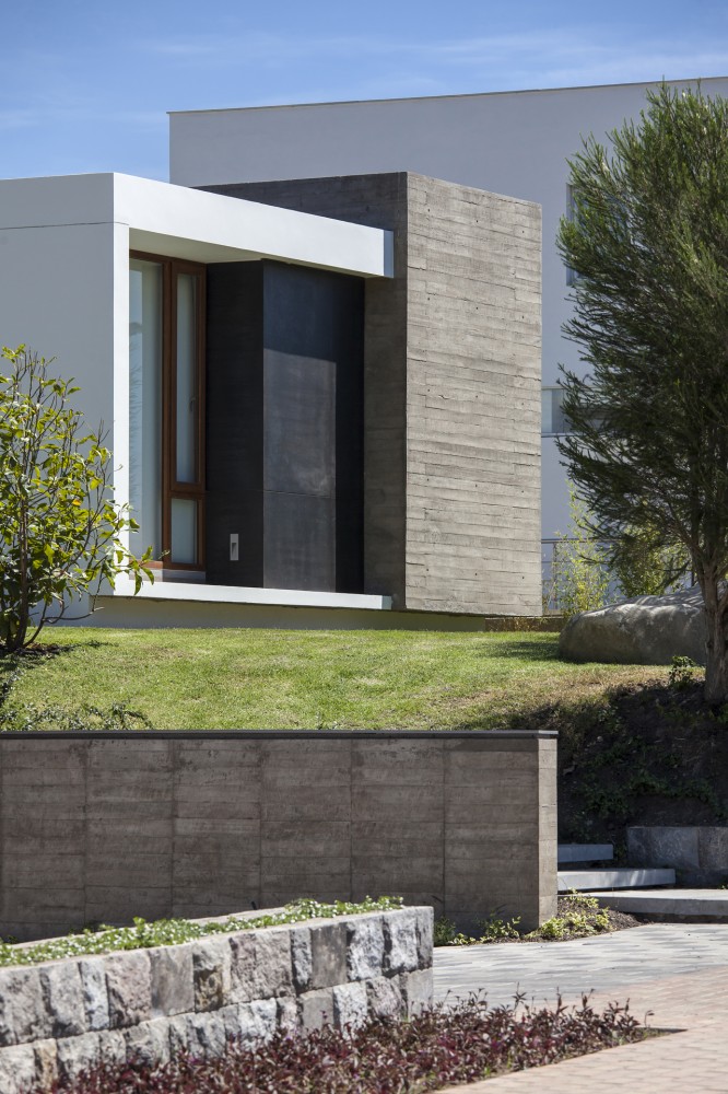 NR2 House / Roberto Burneo Arquitectos