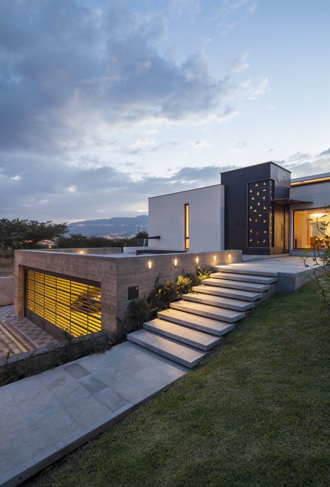 NR2 House / Roberto Burneo Arquitectos