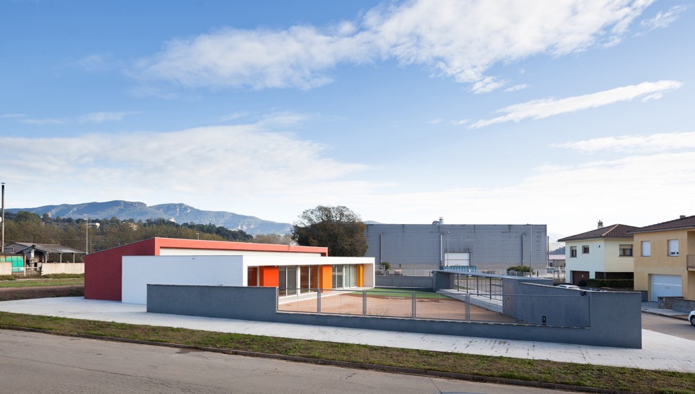 Kindergarten in Les Planes D`Hosteles / ESTUDI2A2 + M. Riera
