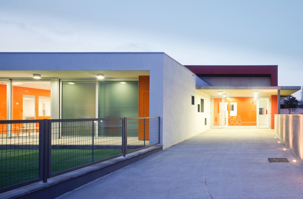 Kindergarten in Les Planes D`Hosteles / ESTUDI2A2 + M. Riera