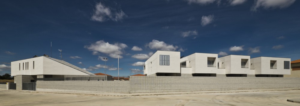 Civil Guard Barracks House in Malpartida de Plasencia / MUDAARQUITECTURA