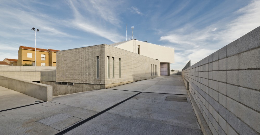 Civil Guard Barracks House in Malpartida de Plasencia / MUDAARQUITECTURA