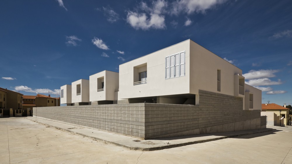 Civil Guard Barracks House in Malpartida de Plasencia / MUDAARQUITECTURA