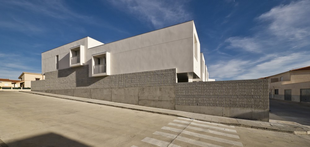Civil Guard Barracks House in Malpartida de Plasencia / MUDAARQUITECTURA