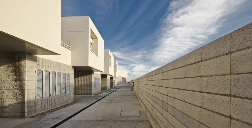 Civil Guard Barracks House in Malpartida de Plasencia / MUDAARQUITECTURA