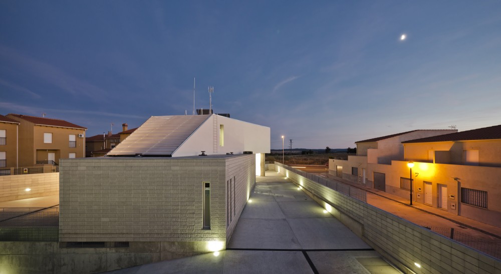 Civil Guard Barracks House in Malpartida de Plasencia / MUDAARQUITECTURA