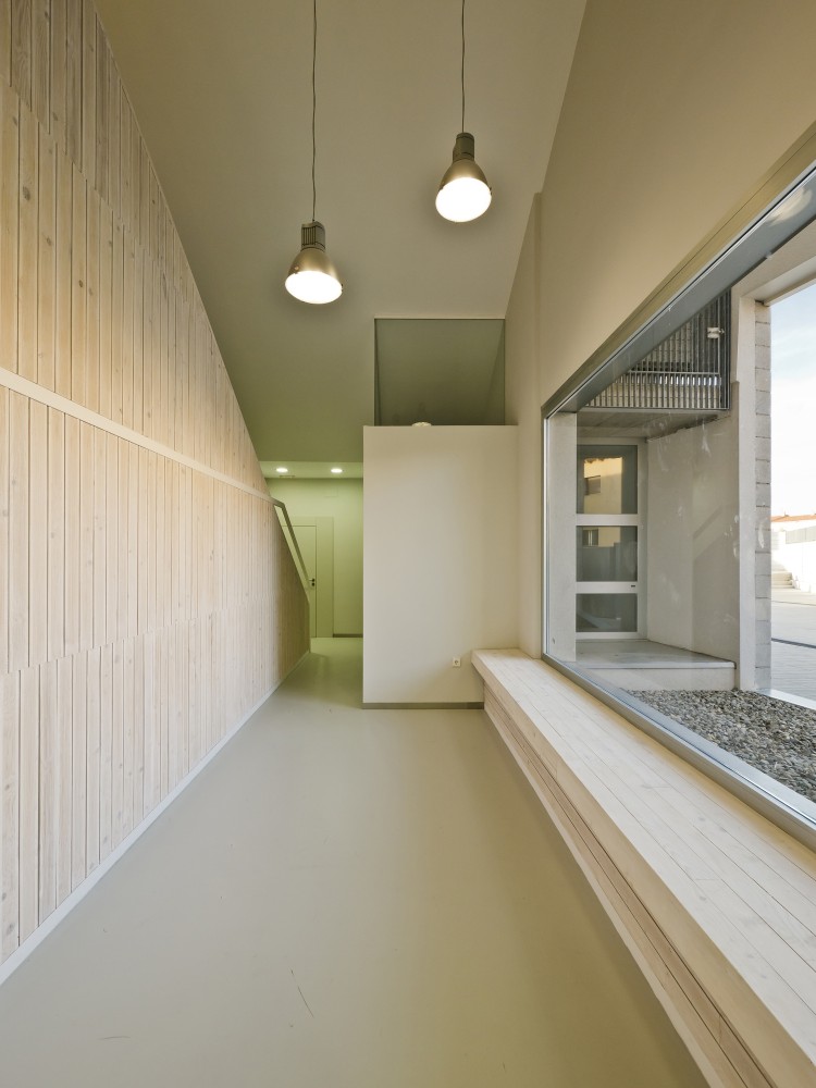 Civil Guard Barracks House in Malpartida de Plasencia / MUDAARQUITECTURA