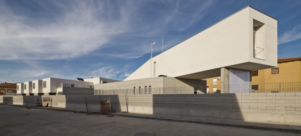 Civil Guard Barracks House in Malpartida de Plasencia / MUDAARQUITECTURA