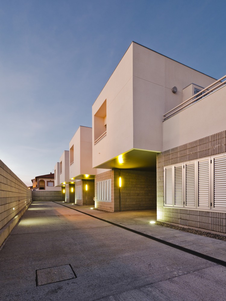 Civil Guard Barracks House in Malpartida de Plasencia / MUDAARQUITECTURA