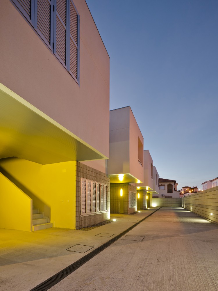 Civil Guard Barracks House in Malpartida de Plasencia / MUDAARQUITECTURA