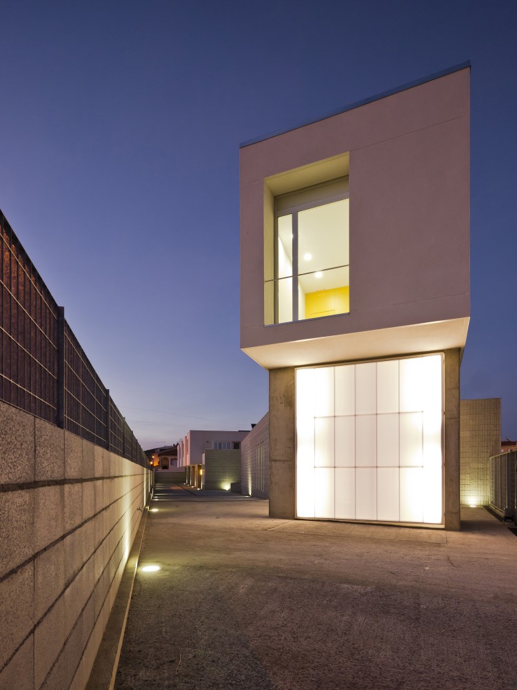 Civil Guard Barracks House in Malpartida de Plasencia / MUDAARQUITECTURA