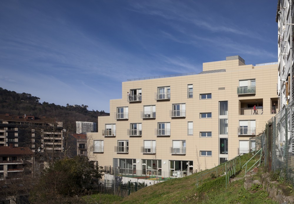 Apartments for Young People, Nursery and Park in San Sebastián / Ignacio Quemada Arquitectos