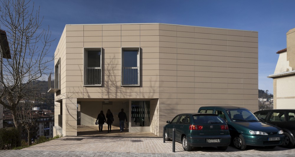 Apartments for Young People, Nursery and Park in San Sebastián / Ignacio Quemada Arquitectos