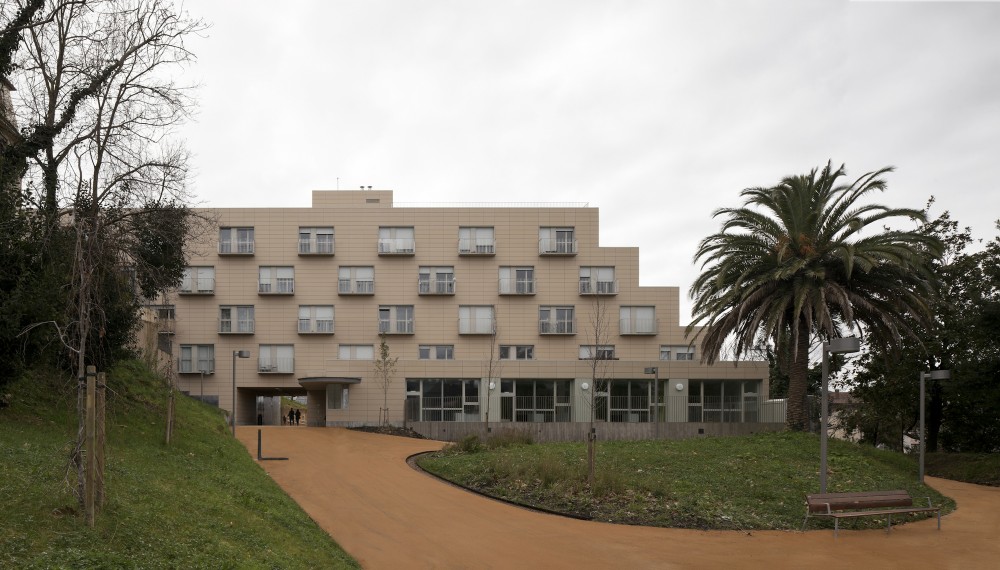 Apartments for Young People, Nursery and Park in San Sebastián / Ignacio Quemada Arquitectos