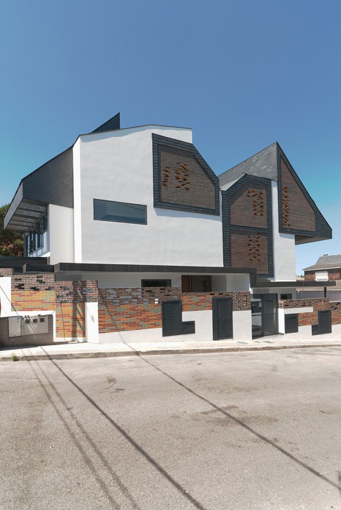 2 Houses with 6 Homes / nodo17 Architects
