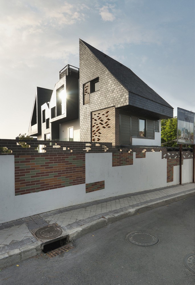 2 Houses with 6 Homes / nodo17 Architects
