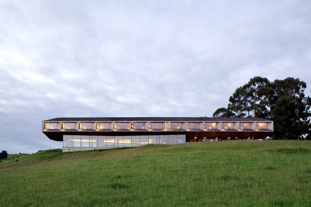 Refugia Hotel / Mobil Arquitectos