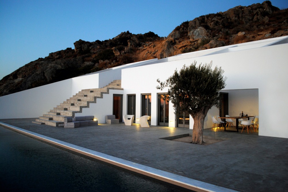 Summer House in Naxos / Ioannis Baltogiannis, Phoebe Giannisi, Zissis Kotionis, Katerina Kritou and Nikolaos Platsas