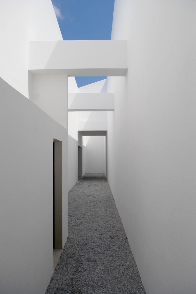 Summer House in Naxos / Ioannis Baltogiannis, Phoebe Giannisi, Zissis Kotionis, Katerina Kritou and Nikolaos Platsas