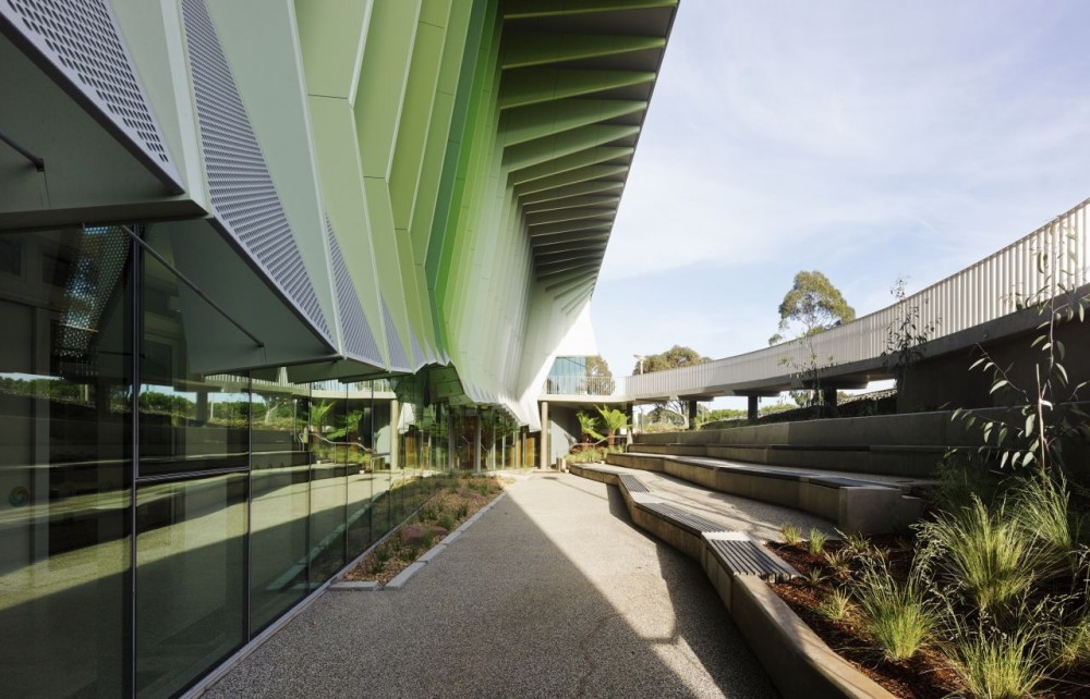 Knox Innovation Opportunity and Sustainability Centre / Woods Bagot