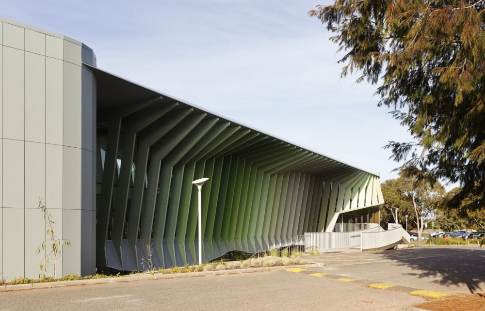 Knox Innovation Opportunity and Sustainability Centre / Woods Bagot