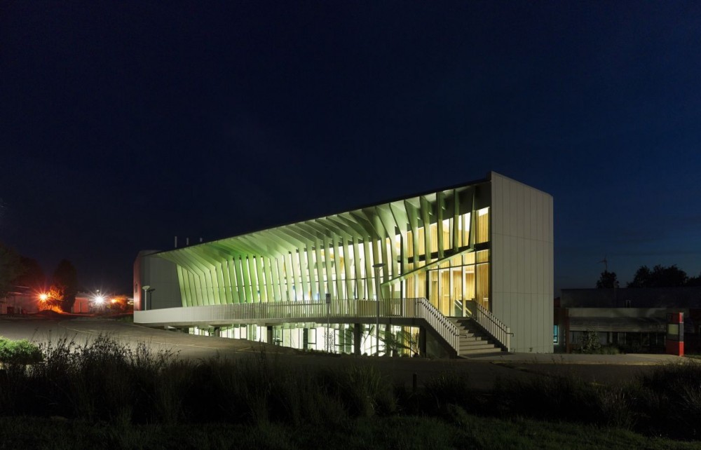 Knox Innovation Opportunity and Sustainability Centre / Woods Bagot