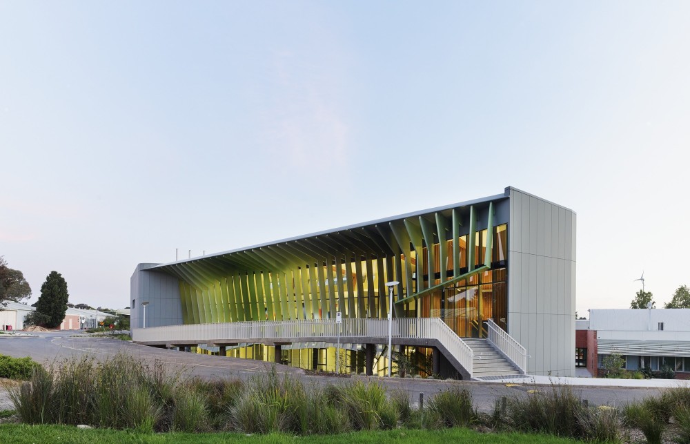 Knox Innovation Opportunity and Sustainability Centre / Woods Bagot
