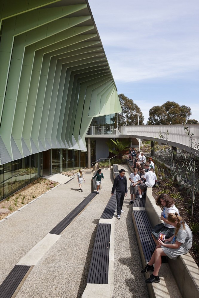 Knox Innovation Opportunity and Sustainability Centre / Woods Bagot