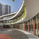 Complex School in Bobigny / Mikou Design Studio Complex School in Bobigny / Mikou Design Studio © Florian Kleinfenn