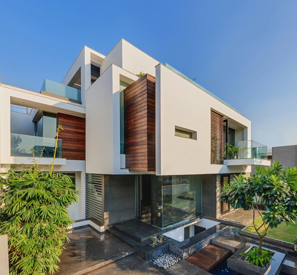 The Overhang House / DADA & Partners