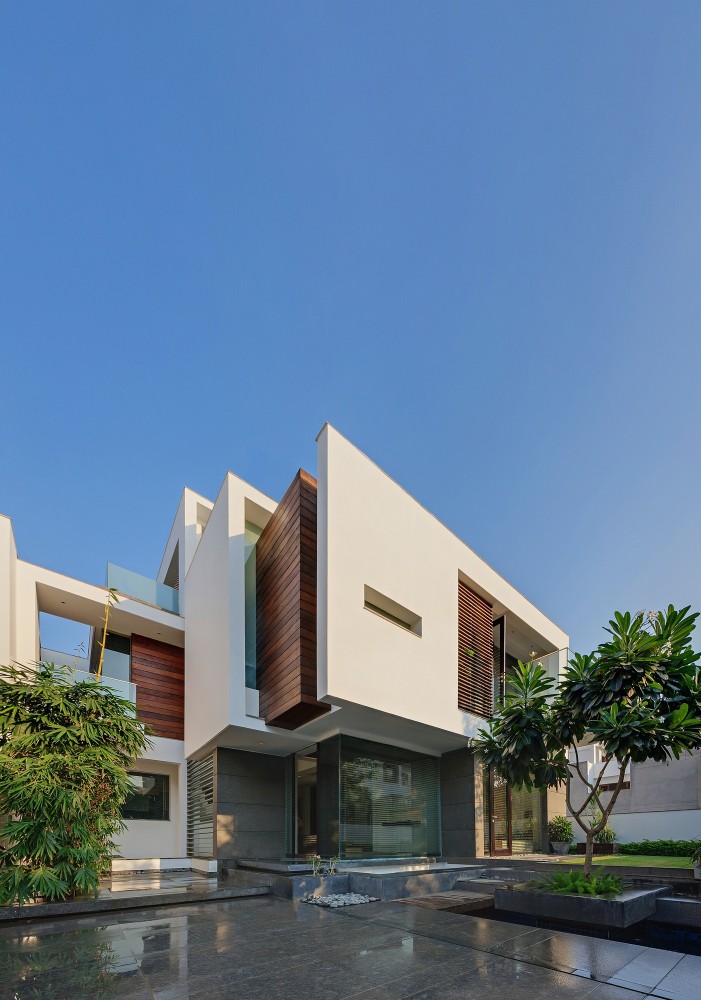 The Overhang House / DADA & Partners