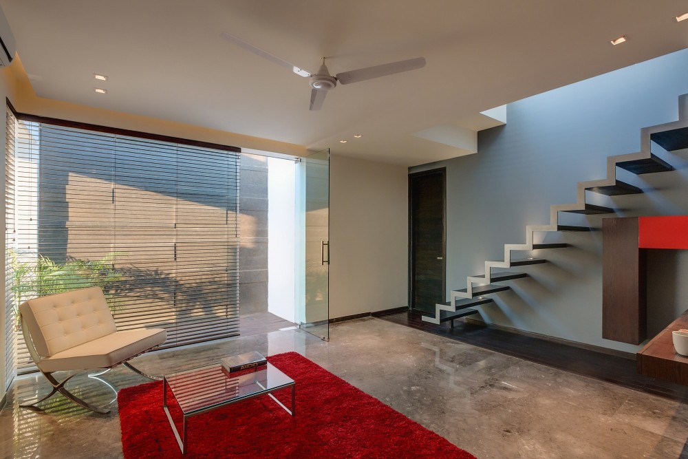 The Overhang House / DADA & Partners