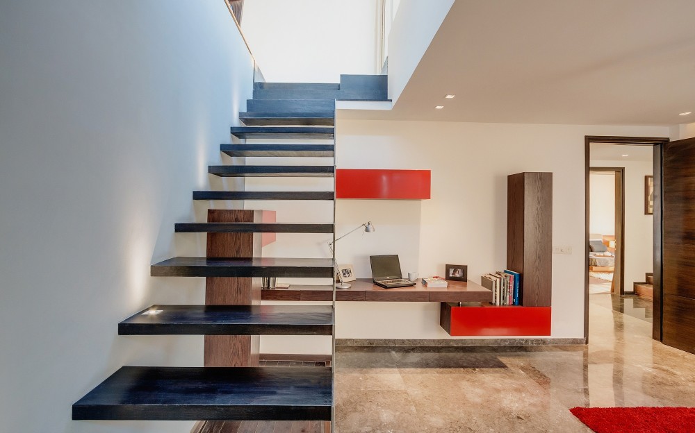 The Overhang House / DADA & Partners