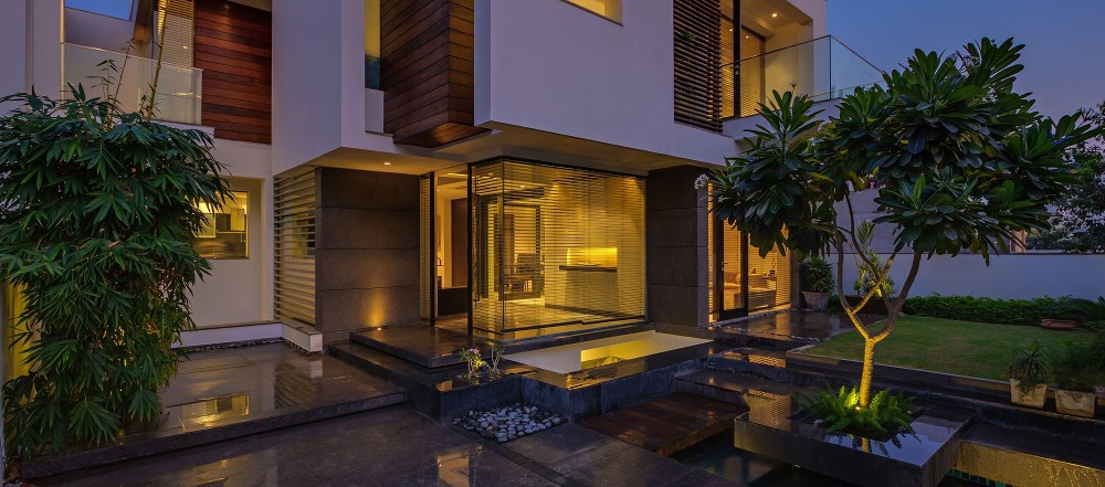 The Overhang House / DADA & Partners