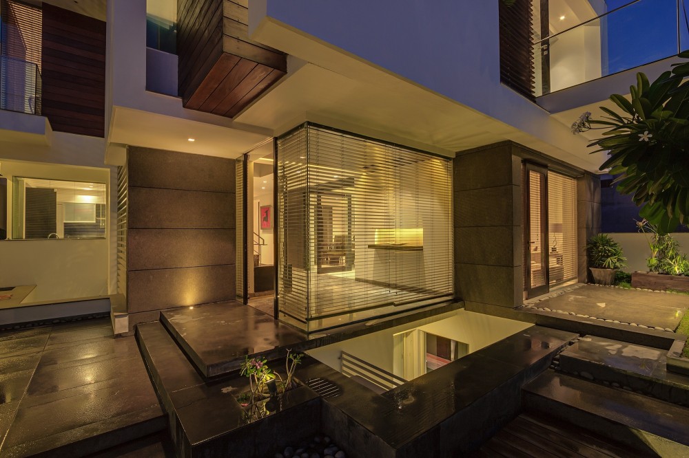 The Overhang House / DADA & Partners