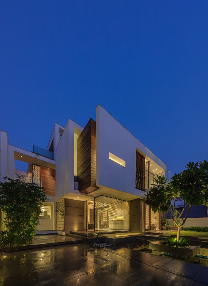 The Overhang House / DADA & Partners