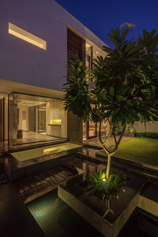 The Overhang House / DADA & Partners
