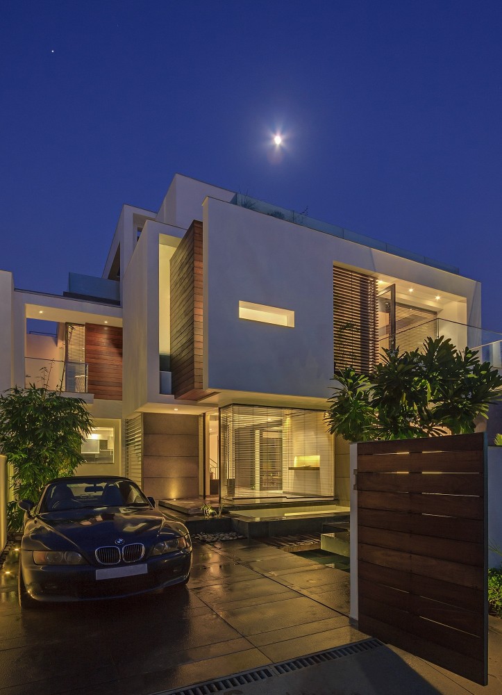 The Overhang House / DADA & Partners