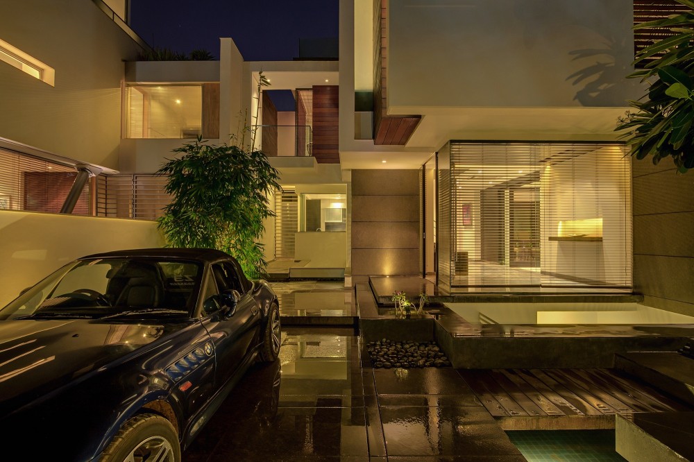The Overhang House / DADA & Partners
