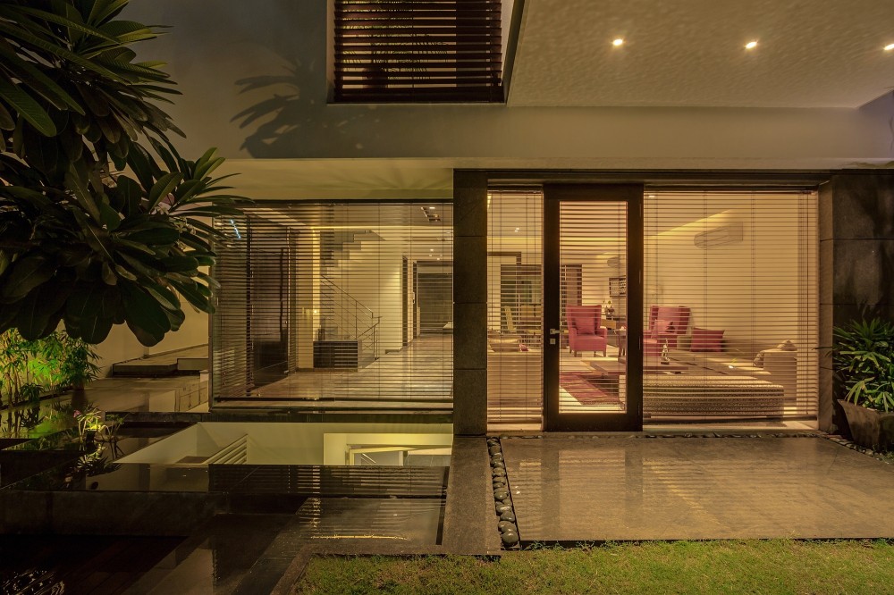 The Overhang House / DADA & Partners
