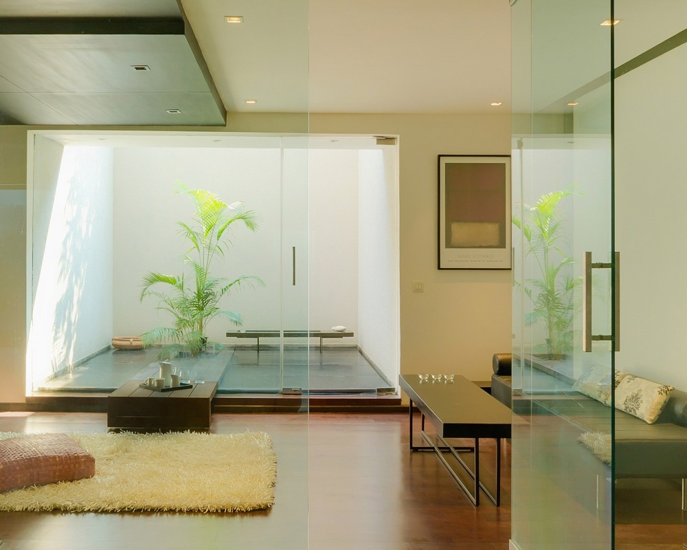 The Overhang House / DADA & Partners
