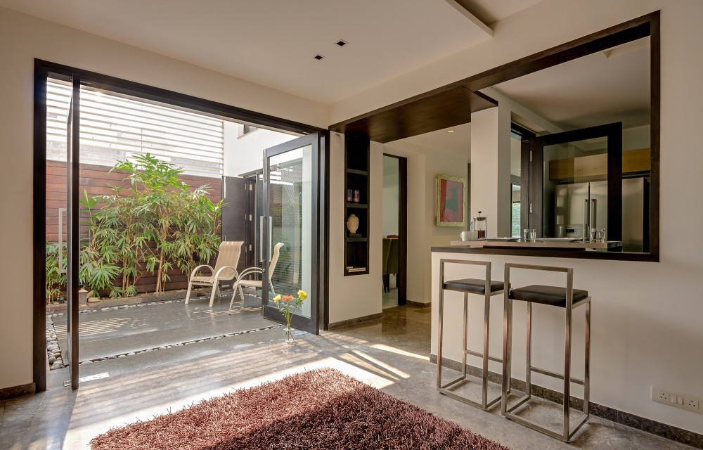 The Overhang House / DADA & Partners