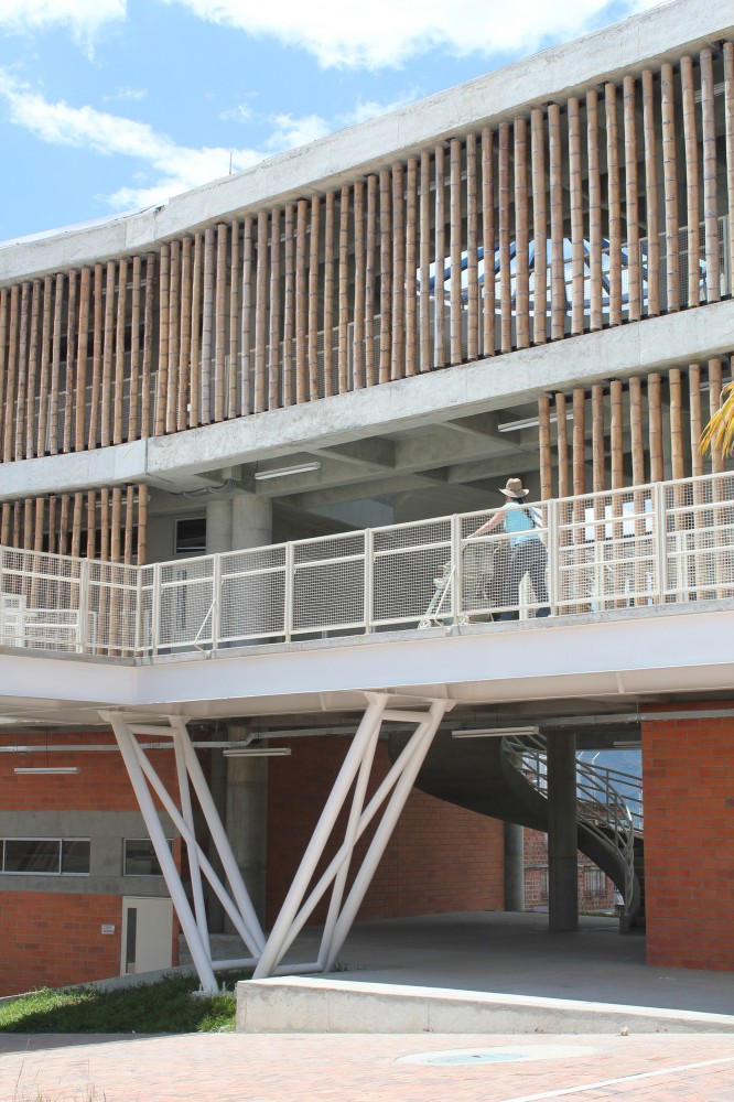 Educational Institute La Samaria / Campuzano Arquitectos