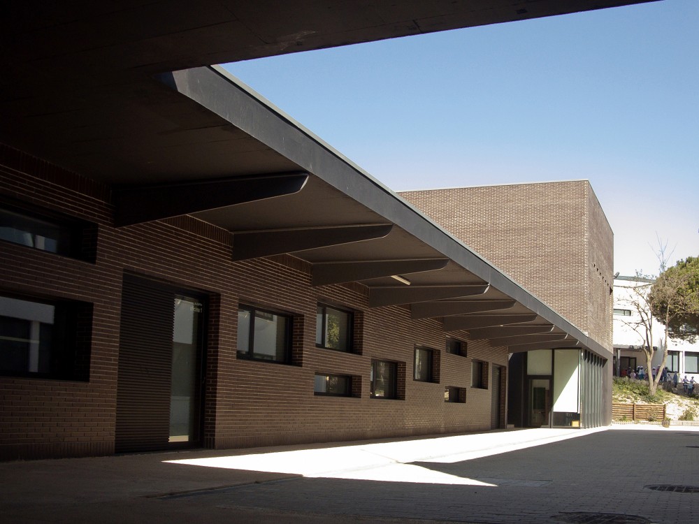 Secondary School Azevedo Neves / João Lúcio Lopes