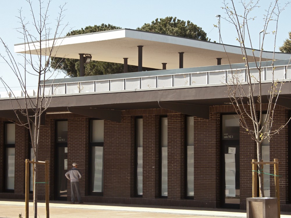 Secondary School Azevedo Neves / João Lúcio Lopes