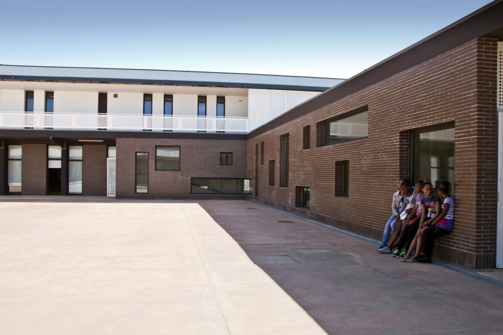 Secondary School Azevedo Neves / João Lúcio Lopes