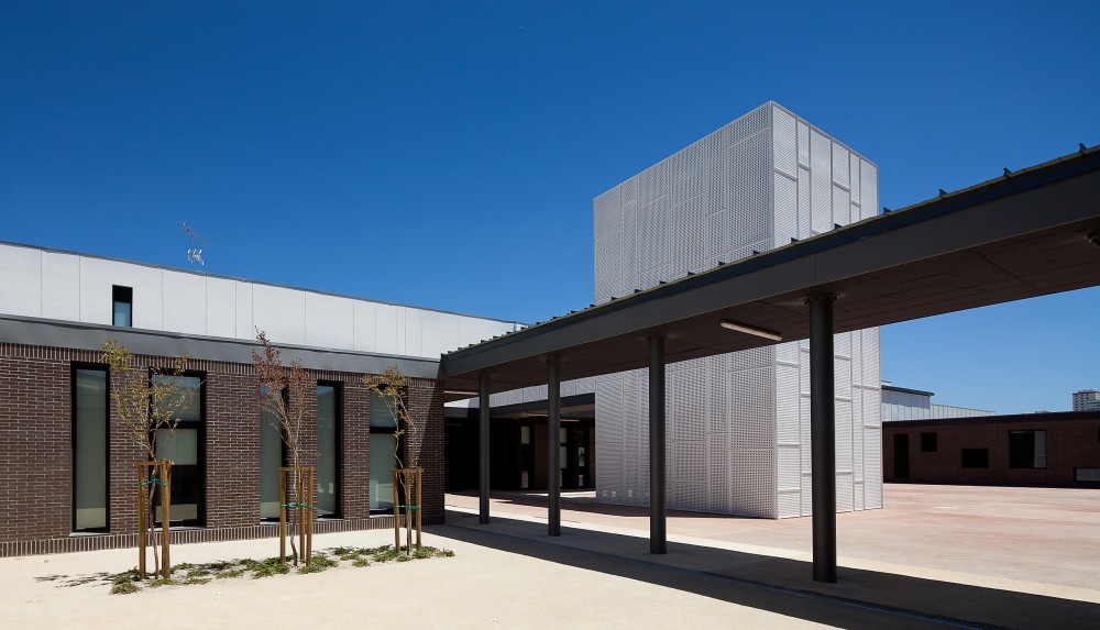 Secondary School Azevedo Neves / João Lúcio Lopes