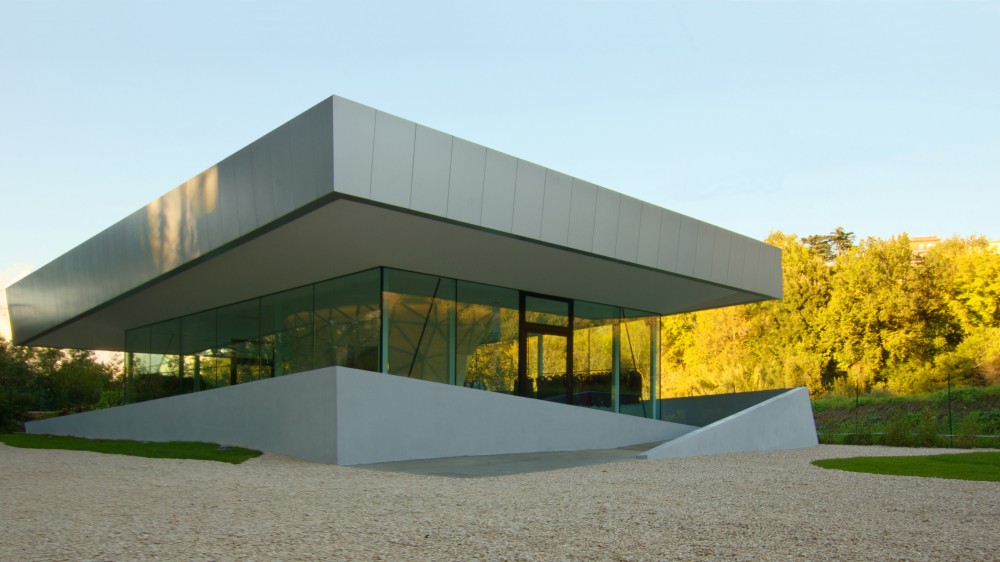 Playmaker Showroom / DRA&U