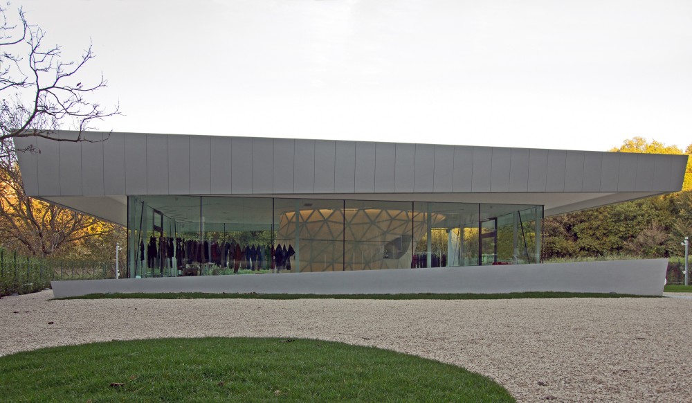 Playmaker Showroom / DRA&U